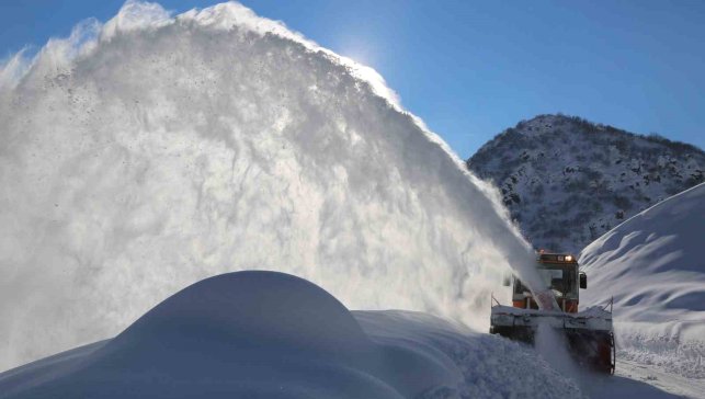 Erzincan'da karla mücadele çalışmaları sürüyor