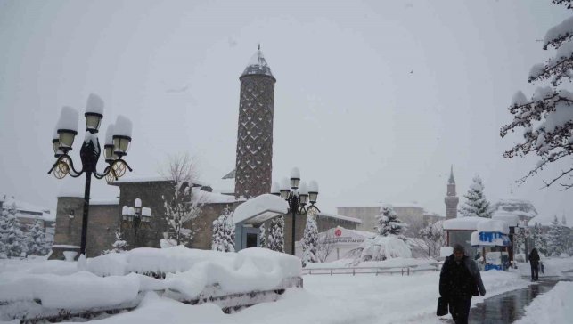 Kar durdu soğuklar geldi
