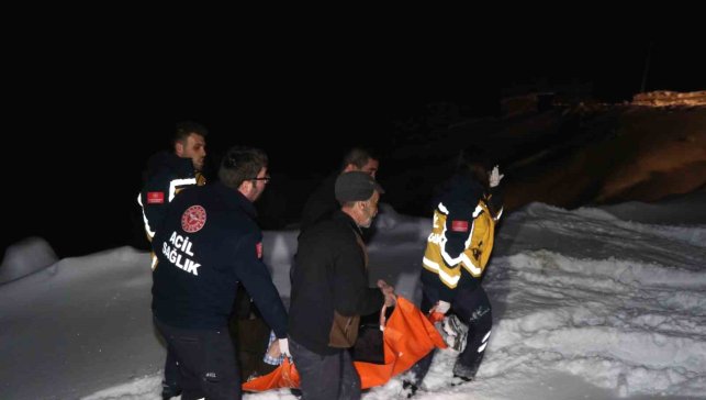 Yolu karla kapanan ve elektrikleri kesik olan köyde oksijensiz kalan hastanın imdadına yetiştiler