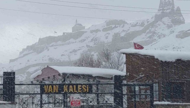 Van'da kardan dolayı kapanan 390 yoldan 230'u açıldı