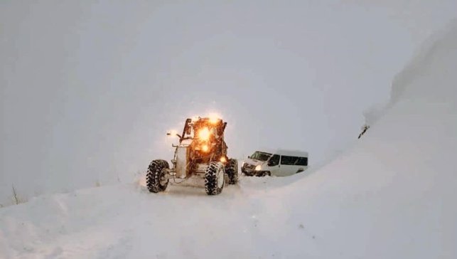 Erzincan'da kar ve tipiden 222 köy yolu ulaşıma kapandı