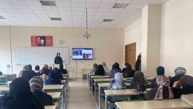 Erzincan emniyeti üniversite öğrencilerini uyuşturucuya karşı bilgilendirdi