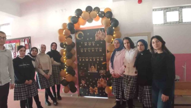 Muradiye'de Ramazan coşkusu kapılara yansıdı