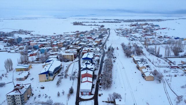 Kars'ta karla beyaza bürünen Akyaka ilçesi dronla görüntülendi