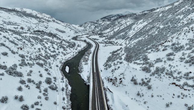 Karla kaplı Karasu Nehri ve çevresi dronla görüntülendi