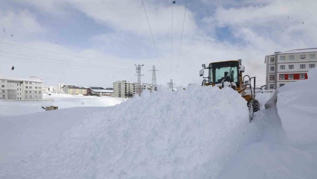Bitlis'te yoğun karla mücadele çalışması