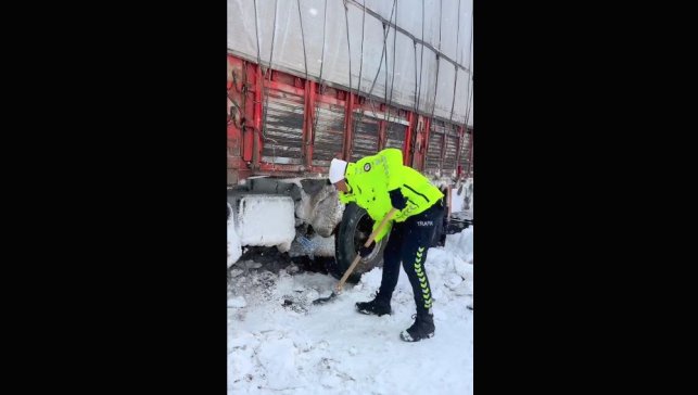 Ardahan'da karda mahsur kalanlara polis desteği