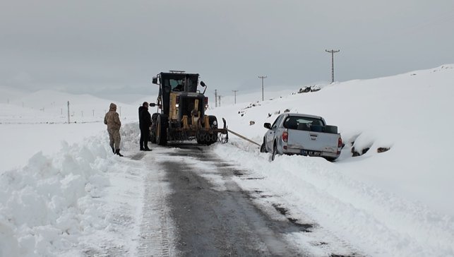 Iğdır'da kapalı 5 köy yolunda çalışmalar devam ediyor