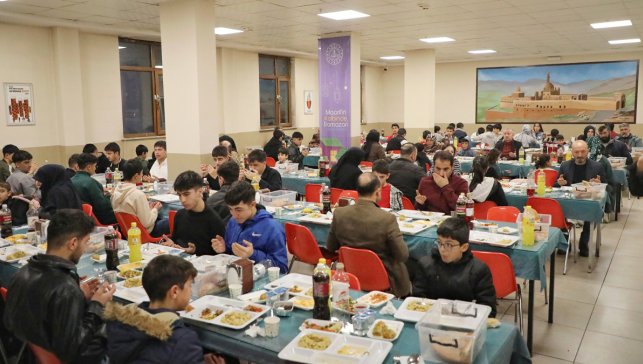 Ağrı’da Ramazan Sofrasında Öğrenciler ve Veliler Aynı Masada Buluştu
