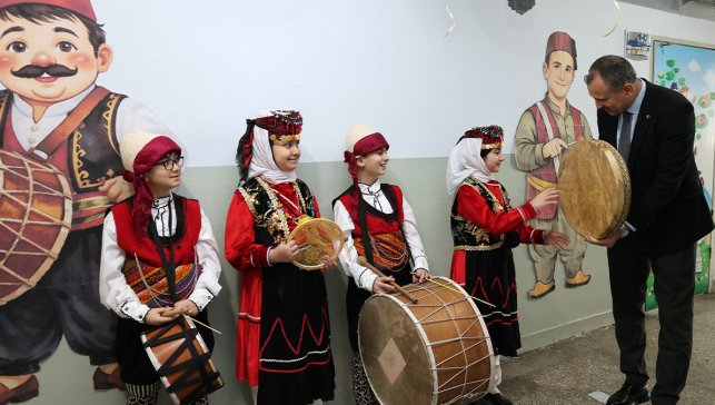 Ağrı’da ilkokulda Ramazan coşkusu: Minikler davul çaldı, Vali Bozkurt eşlik etti