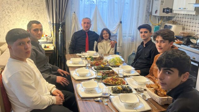 Makam yerine evinde ağırladı: Ağrı İl Milli Eğitim Müdürü Kökrek’ten öğrencilere iftar