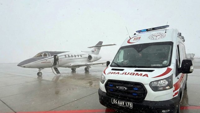Ağrı’da ameliyat edilen çocuk için uçak ambulans havalandı