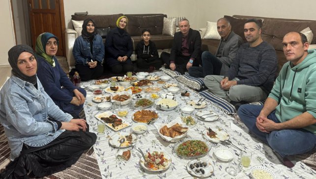 Ağrı Milli Eğitim Müdürü Kökrek, öğrenci ailesinin iftar sofrasına konuk oldu