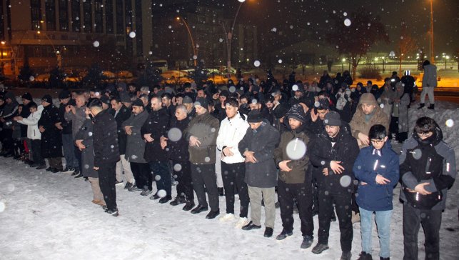 Ağrı’da İran’daki saldırılar protesto edildi, Ulu Camii’nde gıyabi cenaze namazı kılındı