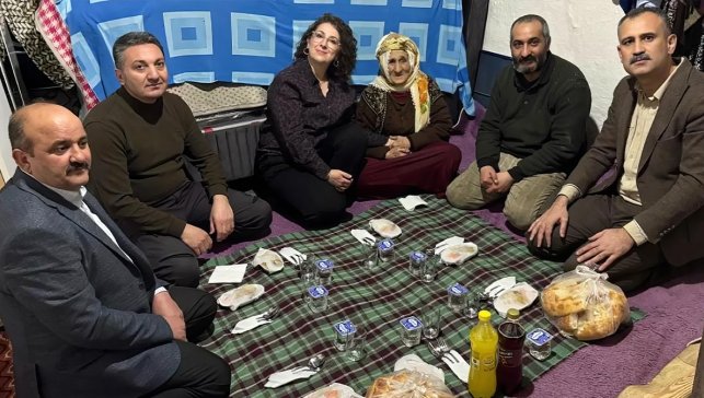 Yıllardır annesine bakan Mehmet Bakır’ın evinde iftar: Ağrı Valisi kapısını çaldı