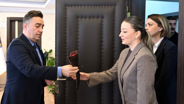 Ağrı’da 8 Mart’ta kadın polislere çiçekli kutlama