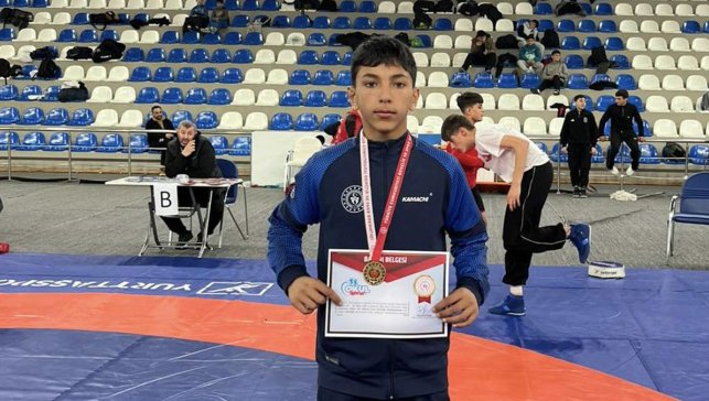Ağrılı Güreşçi Berat Çelik Rize’de 44 Kiloda Şampiyon Oldu
