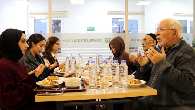 Elazığ'da kız öğrenciler huzurevi sakinleriyle iftarda ramazan coşkusunu yaşıyor
