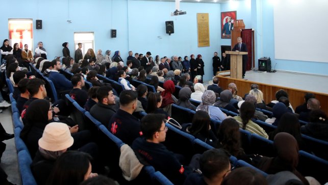 AİÇÜ Rektörü Gülçin öğrencilerle buluştu, Görüş ve talepleri dinledi