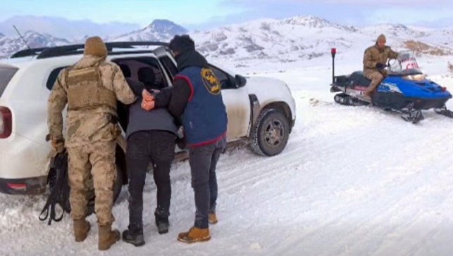 Ağrı’da jandarma operasyonu: 3 bin 875 litre kaçak akaryakıt ele geçirildi, 12 yıl hapis cezası olan hükümlü yakalandı