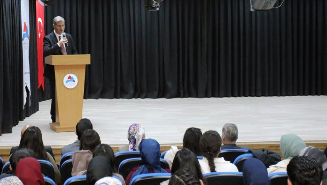 AİÇÜ’de “Rektör–Öğrenci Buluşması” Patnos’ta düzenlendi