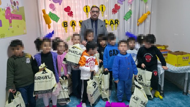 Doğubayazıt’ta öğrencilere bayramlık spor ayakkabı dağıtıldı