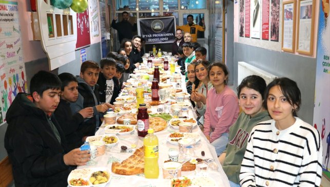 Ağrı'da köy okulundaki öğretmenler öğrencileri için iftar sofrası hazırladı