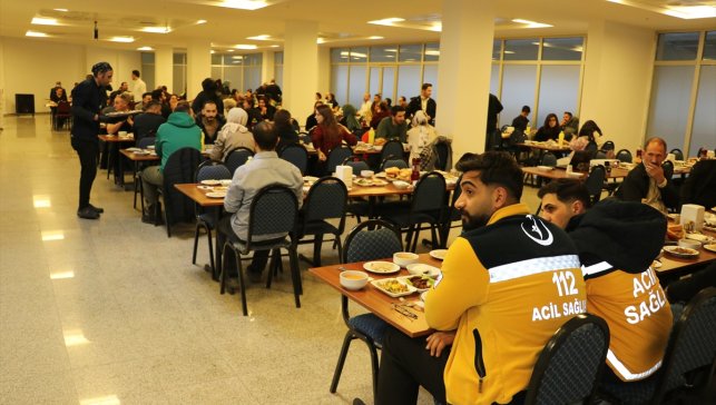 Ağrı Valisi Bozkurt, sağlık çalışanlarıyla iftar yaptı