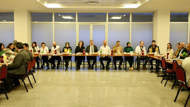 Ağrı Valisi Bozkurt, Tıp Bayramı’nda sağlık çalışanlarıyla iftarda buluştu