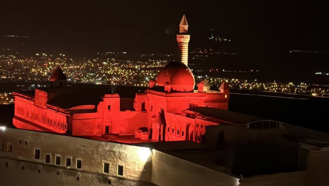 14 Mart Tıp Bayramı’nda İshak Paşa Sarayı kırmızıya büründü