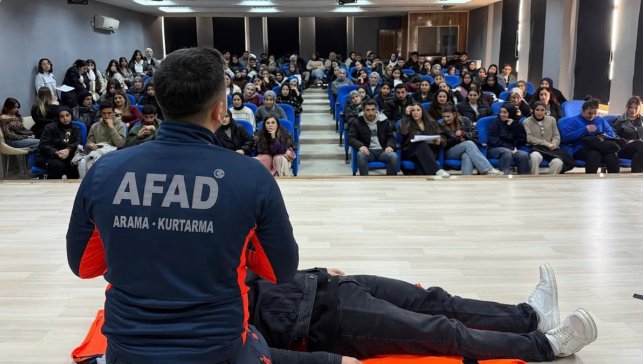 Ağrı’da öğrencilere AFAD gönüllüsü eğitimi: Afet anında doğru müdahale anlatıldı