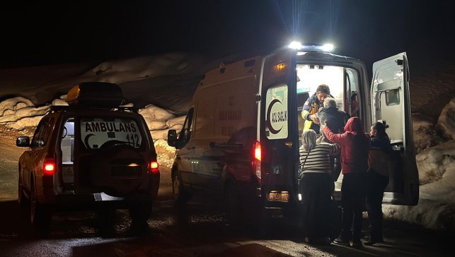 Ağrı’da karla kaplı köy yolunda zamanla yarış: Sağlık ekipleri hastayı hastaneye yetiştirdi