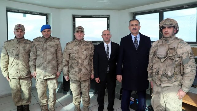 Vali Bozkurt, görev başındaki asker ve polisle bayramlaştı