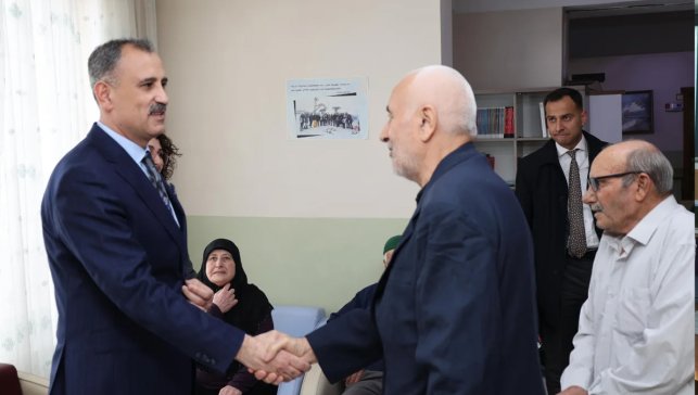 Bayramda yalnız değillerdi: Vali Bozkurt çocuklar ve yaşlılarla buluştu