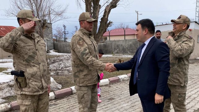 Patnos Kaymakamı Burak Dertlioğlu’ndan jandarma birimlerine bayram ziyareti
