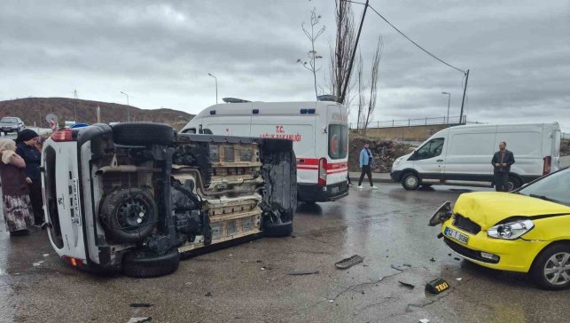 Bingöl’de iki araç çarpıştı: 5 yaralı