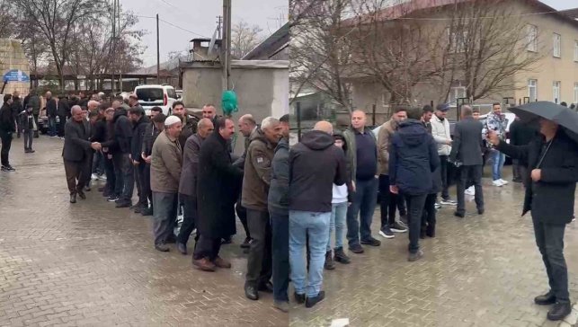 Kovancılar’da asırlık bayramlaşma geleneğinde metrelerce kuyruk oluştu