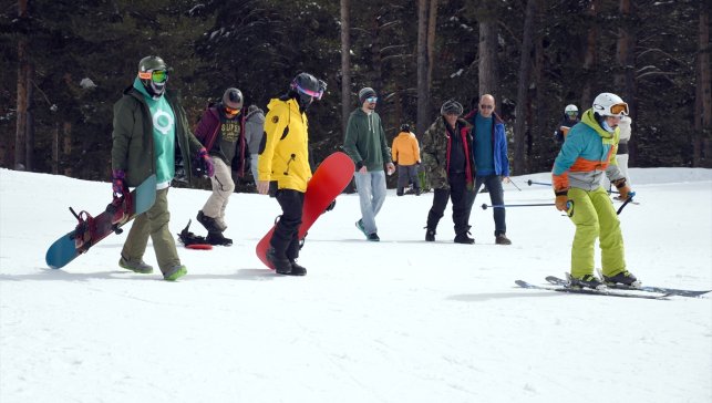 Bahar Geldi Ama Sarıkamış’ta Kar 2 Metre: Kayak Sezonu Bayramda da Sürüyor