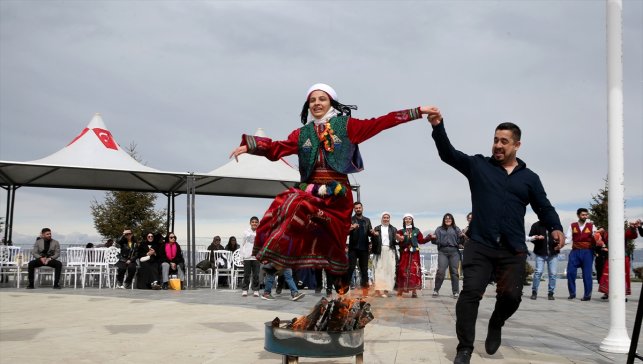 Van’da Nevruz Ateşi Yandı: Halaylar ve Renkli Görüntüler Meydanı Doldurdu