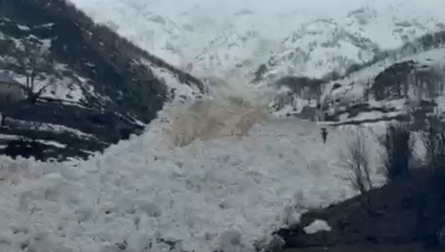 Yüksekova’da yerleşim yerine yakın düşen çığ korkuya neden oldu