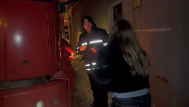 3’üncü Katta Mahsur Kaldı, İtfaiye Balkondan Girip Kapıyı Açtı