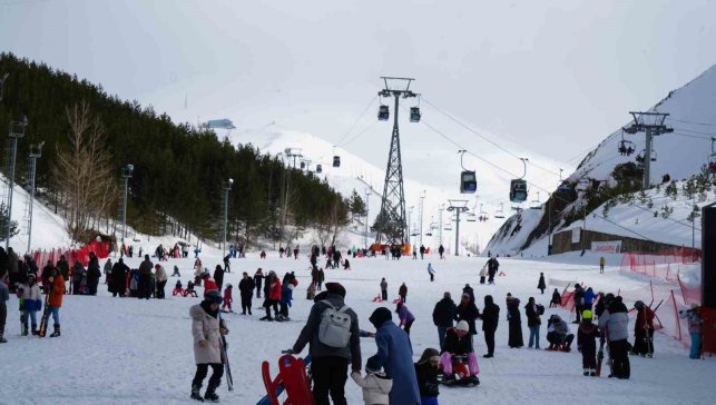 Palandöken’de Kar 279 Santimetre: Bayramda Oteller Doldu, Pistler Hareketlendi