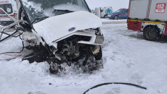 Yüksekova’da iki aracın çarpıştığı kazada 1 kişi öldü, 7 kişi yaralandı