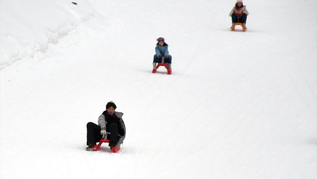 Sarıkamış’ta tatilin son günü: Çocuklar kızakla doyasıya eğlendi