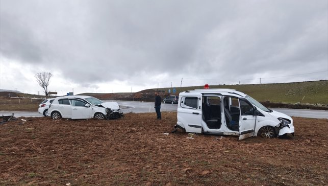 Bingöl’de iki araç çarpıştı: 13 yaralı, biri ağır
