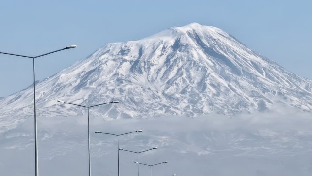 Türkiye’nin çatısı Ağrı Dağı beyaza büründü: Zirvede kartpostallık manzara
