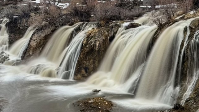 Muradiye Şelalesi coştu, sular görsel şölen oluşturdu