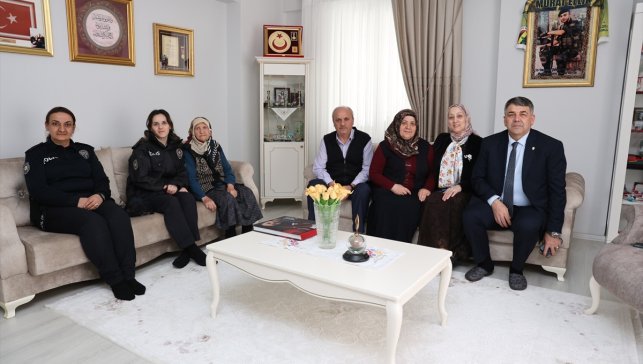 Bayramda kapı kapı gezdi: Emniyet Müdürü şehit ailelerini yalnız bırakmadı