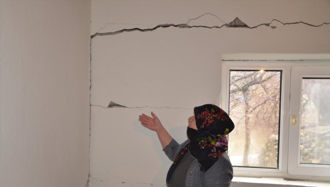 Muş’ta heyelan sonrası bir evin duvarları çatladı, aile yardım bekliyor