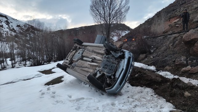 Van’da Kontrolden Çıkan Otomobil Şarampole Devrildi: 3 Yaralı